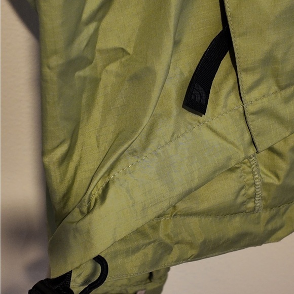 The North Face Vintage Green Windbreaker Jacket -Pre-Loved, Lightweight Packable - Picture 5 of 9